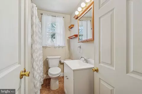 Bath - 633 E Manoa Rd, Havertown, PA 19083 photo 1 of 1