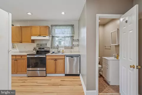Entry Way - 633 E Manoa Rd, Havertown, PA 19083 photo 5 of 5