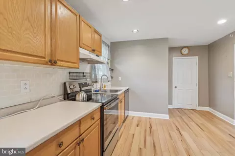 Entry Way - 633 E Manoa Rd, Havertown, PA 19083 photo 4 of 5