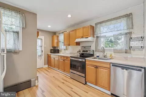 Entry Way - 633 E Manoa Rd, Havertown, PA 19083 photo 2 of 5