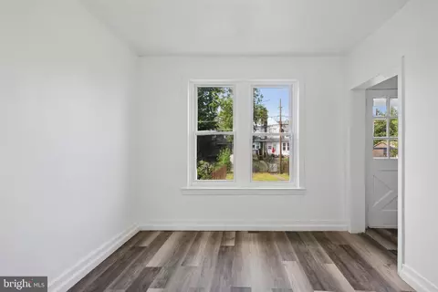 33 Maple St, Marcus Hook, PA 19061 photo 3