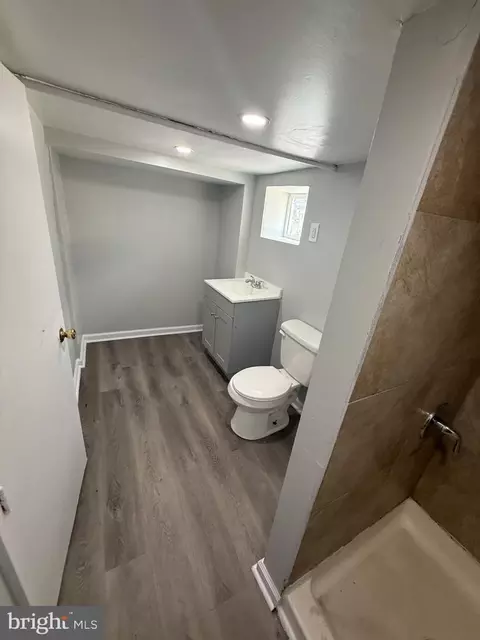 Bath - 38 N Keystone Ave, Upper Darby, PA 19082 photo 6 of 7