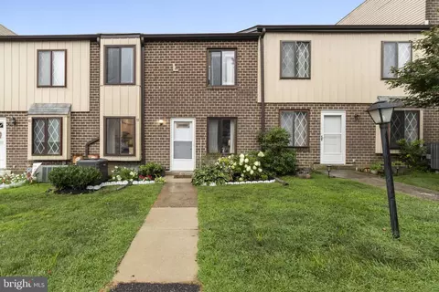 5200 Hilltop Dr #L-11, Brookhaven, PA 19015