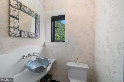 Bath - 2 Fairview Dr, Wayne, PA 19087 photo 1 of 6