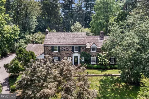 Exterior - 2 Fairview Dr, Wayne, PA 19087 photo 3 of 17