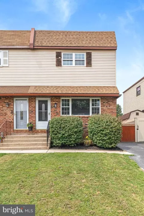 1274 Nicole Ln, Secane, PA 19018