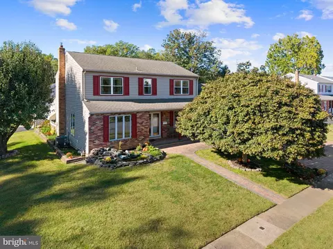 423 Sir Galahad Dr, Brookhaven, PA 19015