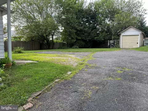 Exterior - 226 E Dutton Mill Rd, Brookhaven, PA 19015 photo 3 of 4