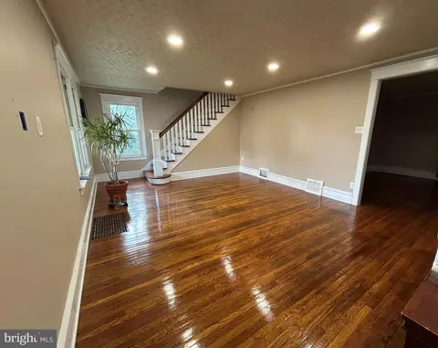 Living - 226 E Dutton Mill Rd, Brookhaven, PA 19015 photo 2 of 5