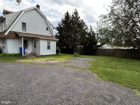 Exterior - 226 E Dutton Mill Rd, Brookhaven, PA 19015 photo 2 of 4