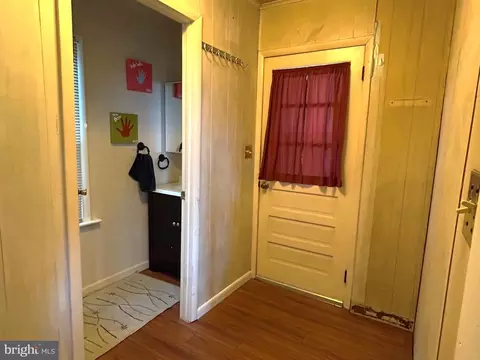 Entry Way - 226 E Dutton Mill Rd, Brookhaven, PA 19015 photo 1 of 2