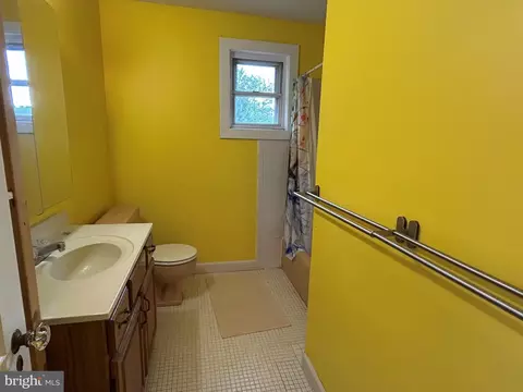 Bath - 226 E Dutton Mill Rd, Brookhaven, PA 19015 photo 2 of 3