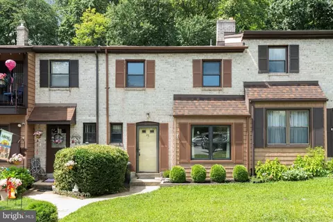 48 Bishop Dr, Aston, PA 19014