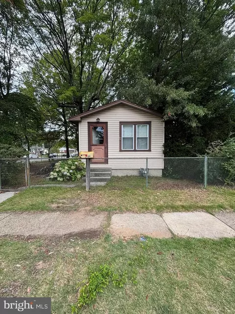 202 Mohican St, Essington, PA 19029