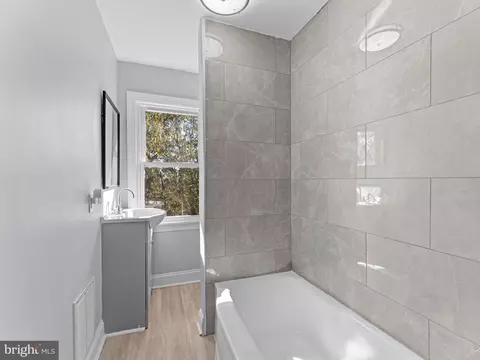 Bath - 125 White Ave, Marcus Hook, PA 19061 photo 1 of 3