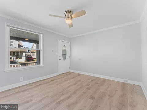 Living - 125 White Ave, Marcus Hook, PA 19061 photo 2 of 4