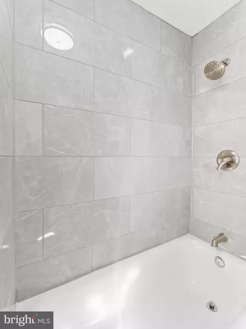 Bath - 125 White Ave, Marcus Hook, PA 19061 photo 3 of 3