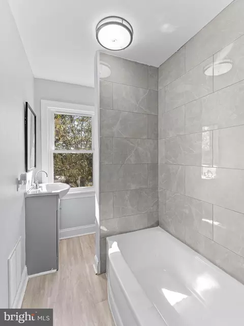 Bath - 125 White Ave, Marcus Hook, PA 19061 photo 2 of 3