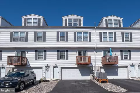6 Riverwatch Ct, Essington, PA 19029