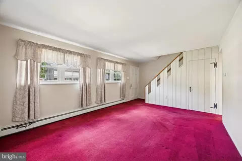 Living - 841 Bobwhite Ln, Secane, PA 19018 photo 3 of 5