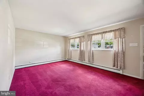 Living - 841 Bobwhite Ln, Secane, PA 19018 photo 1 of 5