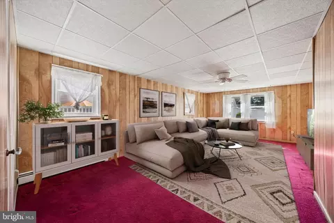 Living - 841 Bobwhite Ln, Secane, PA 19018 photo 5 of 5