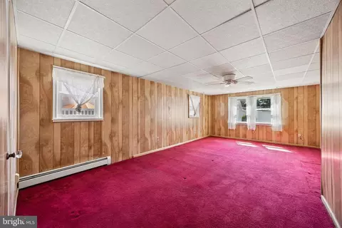Living - 841 Bobwhite Ln, Secane, PA 19018 photo 4 of 5