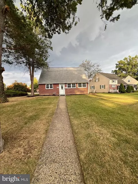 810 Quince Ln, Secane, PA 19018