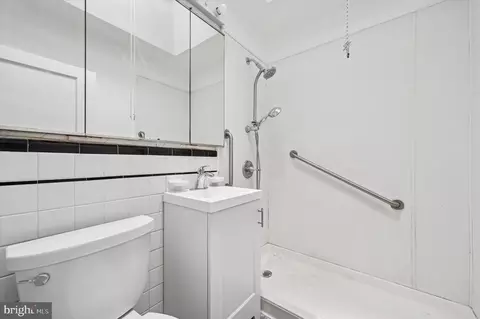 Bath - 7239 Bradford Rd, Darby, PA 19082 photo 1 of 1