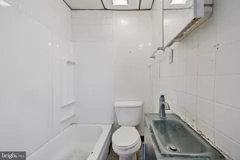 Bath - 4 Marlborough Rd, Upper Darby, PA 19082 photo 1 of 1