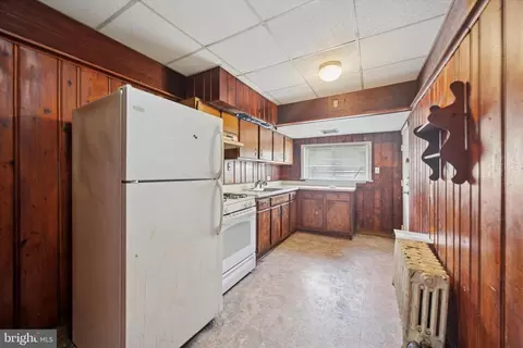 Entry Way - 4 Marlborough Rd, Upper Darby, PA 19082 photo 1 of 6