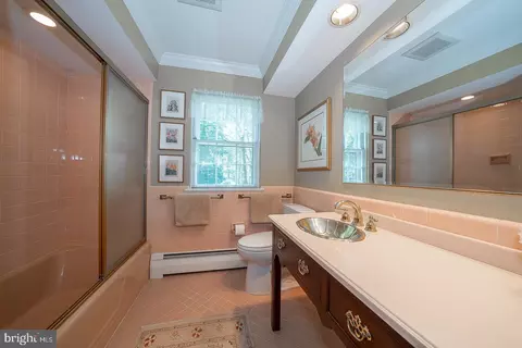 Bath - 712 Woodcrest Rd, Wayne, PA 19087 photo 2 of 3