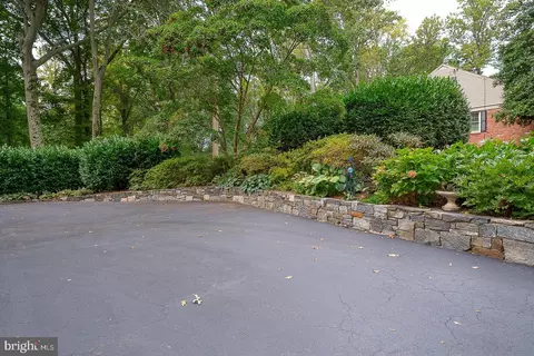 Exterior - 712 Woodcrest Rd, Wayne, PA 19087 photo 10 of 11