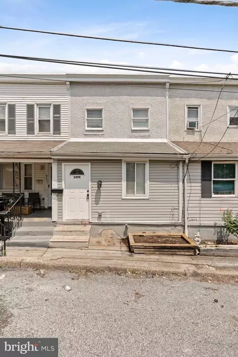 1359 Green St, Marcus Hook, PA 19061 photo 2