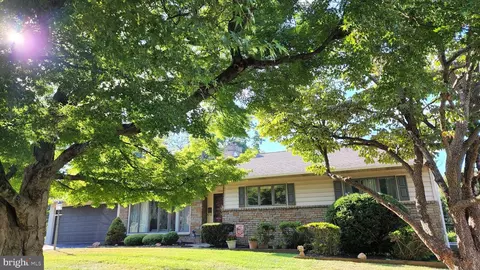 490 Paxon Hollow Rd, Broomall, PA 19008