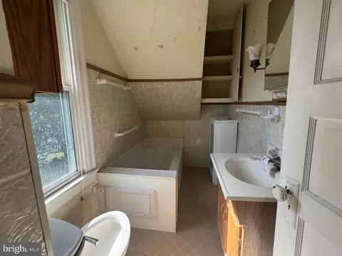 Bath - 253 Highland Ave, Wayne, PA 19087 photo 1 of 1