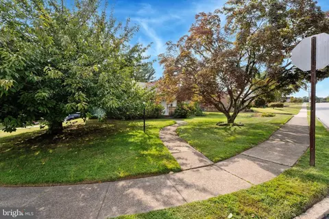 400 Redhill Dr, Broomall, PA 19008