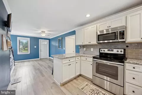 Entry Way - 2648 Ogden Ave, Ogden, PA 19061 photo 5 of 7