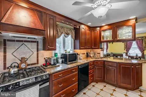 212 Golf Hills Rd, Havertown, PA 19083