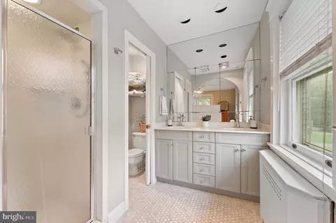 Bath - 520 Brookside Ave, Wayne, PA 19087 photo 2 of 4
