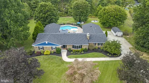 5 Derry Dr, Glen Mills, PA 19342