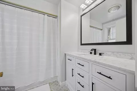 Bath - 217 Windsor Ave, Darby, PA 19082 photo 1 of 3