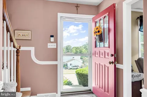 Entry Way - 2575 W Colonial Dr, Boothwyn, PA 19061 photo 2 of 3