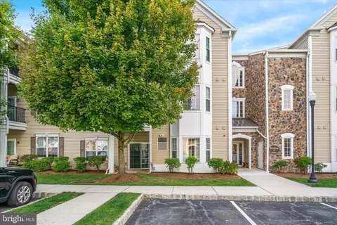 711 Creekside Dr, Brookhaven, PA 19015