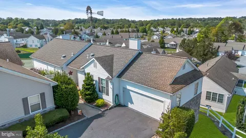 209 N Silver Fox Dr, Glen Mills, PA 19342