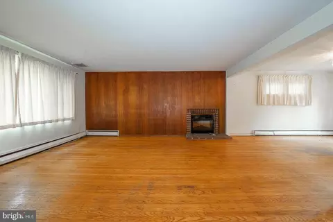 Living - 341 Rockland Rd, Wayne, PA 19087 photo 1 of 6