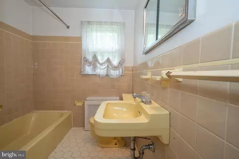 Bath - 341 Rockland Rd, Wayne, PA 19087 photo 1 of 3