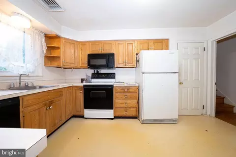 Entry Way - 341 Rockland Rd, Wayne, PA 19087 photo 4 of 13