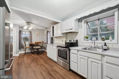 Entry Way - 2379 Mole Rd, Secane, PA 19018 photo 5 of 9