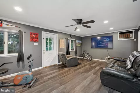 Entry Way - 2379 Mole Rd, Secane, PA 19018 photo 7 of 9